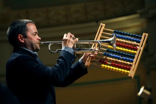 Trumpeteren Arve Henriksen tok i bruk kuleramme som instrument i sin musikalske hyllest til Mikhail Gromov. Foto: Erlend Aas/Scanpix