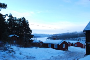 Fjellgården Sørnesset som er Akadmiets eie, ligger idyllisk til ved Atnsjøen. Foto: Anna Kvile