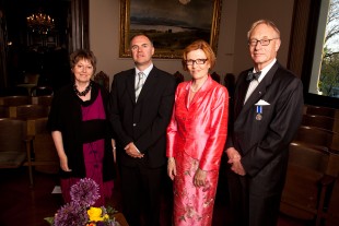 Atle Oanes, nr 2 fra venstre, er tildelt Akademiets lærerpris for 2011. Her er han sammem lærerprisens styre som har bestått av Frøydis Hertzberg, Inger Moen (leder) og Lars Walløe.  Foto: Eirik Furu Baardsen