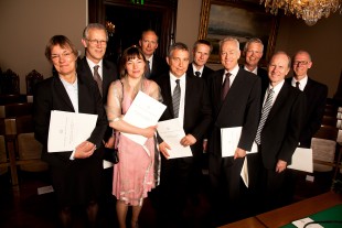 Ti av de nyinnvalgte medlemmene var til stede på årsmøtet og fikk overrakt sine diplomer. Foto: Eirik Furu Baardsen