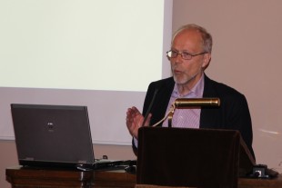 Professor Anders Elverhøi, Institutt for geofag ved Universitetet i Oslo, åpnet møtet. Foto: Ronny Setså/geoforskning.no