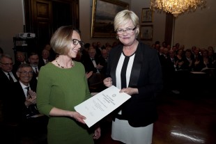 Kunnskapsminister Kristin Halvorsen overrakte Akademiets lærerpris til Annette Iversen Aarflot. Foto: Eirik Furu Baardsen 