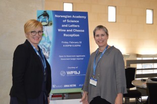 Marina Tofting og Rosalind Reid fra World Federation of Science Journalists på det internasjonale pressetreffet på AAAS-konferansen i Austin, Texas der vinnerne av reisestipendene ble offentliggjort. Foto: Anne-Marie Astad