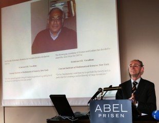 Jan Fridthjof Bernt, preses i Det Norske Videnskaps-Akademi kunngjør vinneren av Abelprisen for 2007. (Foto: Scanpix)