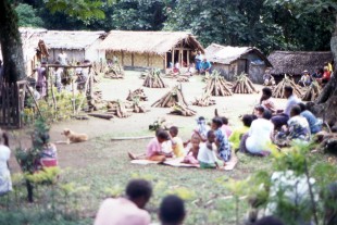 Fra landsbyen Fanla i Vanuatu, under en begravelsesseremoni av Chief Tofor i 1999. Foto: Annelin Eriksen og Knut Mikjel Rio