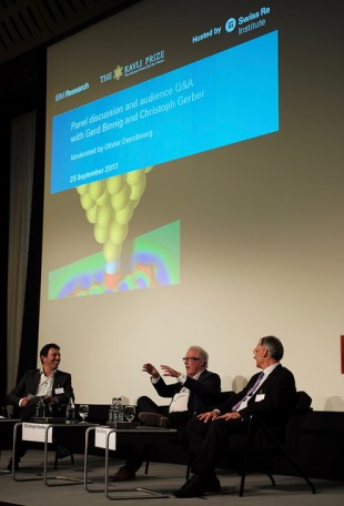 Nanopionerene og Kavliprisvinnerne Gerd Binnig og Christoph Gerber i samtale med forskningsjournalist Olivier Dessibourg i Zürich.