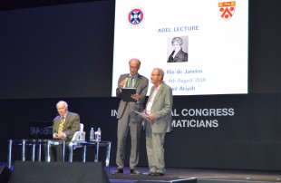More people than ever before attended the Abel Lecture at ICM 2018 in Rio. From left to right: Sir Michael Atiyah, Kristian Ranestad and Jacob Palis.