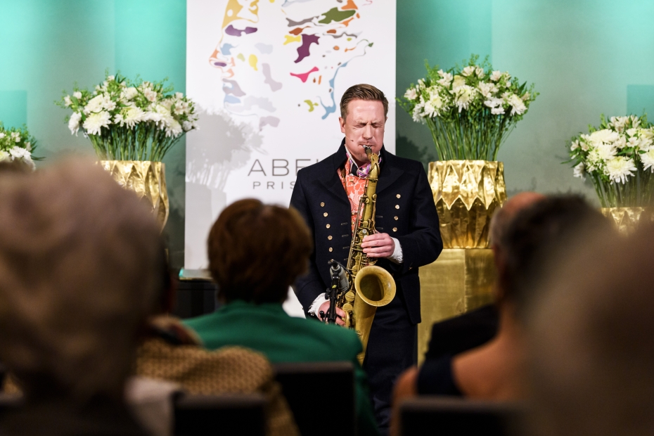 Håkon Kornstad med musikalsk innslag under Abelprisseremonien. (Foto: Naina Helén Jåma / Abelprisen)