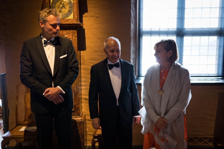 Statsråd Ola Borten Moe sammen med prisvinner Luis Caffarelli og hans kone Irene Gamba
