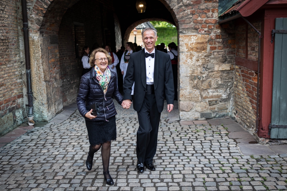 Leder for Abelkomiteen Helge Holden, med sin kone Ellen Grodum utenfor Akershus slott